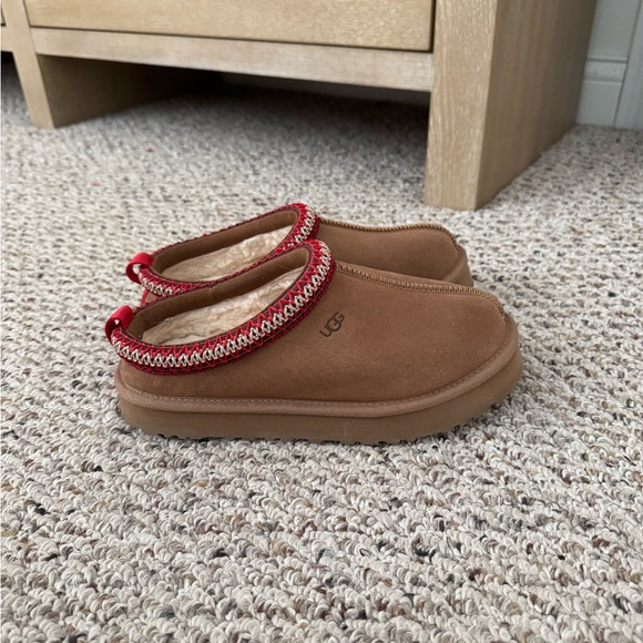 UGG Brown Kids Slippers with Red Accents - Picture 2 of 4